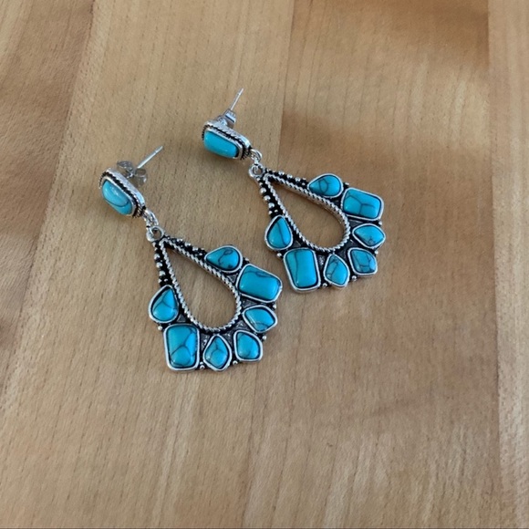 NWT
Silver and Faux Turquoise
Dangle Earrings - Picture 3 of 7